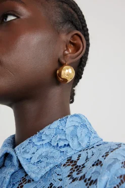 Hammered sphere earrings in gold-plated brass